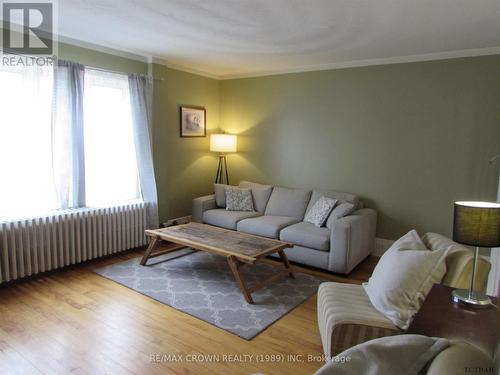 85 1St Street, Smooth Rock Falls, ON - Indoor Photo Showing Living Room