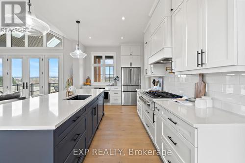10 Horizon Court, Kawartha Lakes, ON - Indoor Photo Showing Kitchen With Upgraded Kitchen