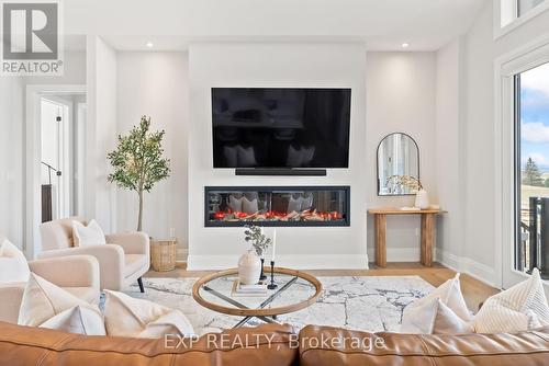 10 Horizon Court, Kawartha Lakes, ON - Indoor Photo Showing Living Room With Fireplace