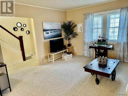 6 Drury St, Kapuskasing, ON - Indoor Photo Showing Living Room