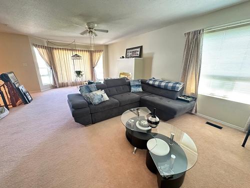 7633 16Th Street, Grand Forks, BC - Indoor Photo Showing Living Room