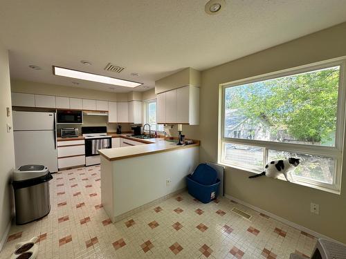 7633 16Th Street, Grand Forks, BC - Indoor Photo Showing Kitchen