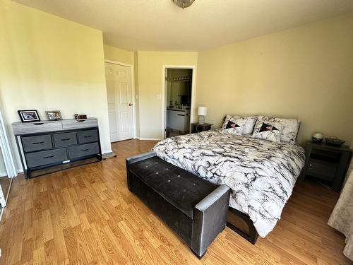 7633 16Th Street, Grand Forks, BC - Indoor Photo Showing Bedroom