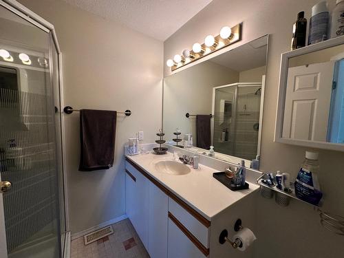 7633 16Th Street, Grand Forks, BC - Indoor Photo Showing Bathroom