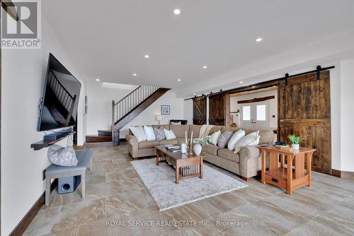 87 Loon Street, Kawartha Lakes, ON - Indoor Photo Showing Living Room