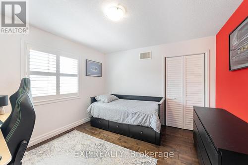 8799 Dogwood Crescent, Niagara Falls, ON - Indoor Photo Showing Bedroom
