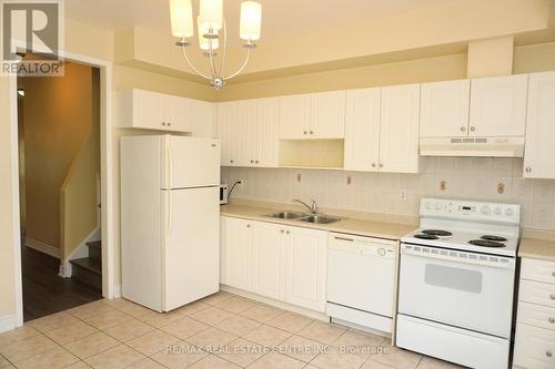 178 - 435 Hensall Circle, Mississauga, ON - Indoor Photo Showing Kitchen With Double Sink