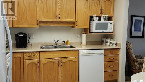 211 312 108Th Street W, Saskatoon, SK - Indoor Photo Showing Kitchen With Double Sink