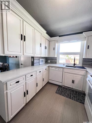 270 2Nd Avenue Se, Swift Current, SK - Indoor Photo Showing Kitchen With Double Sink