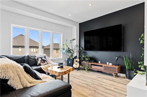 4069 Brock Street, Beamsville, ON - Indoor Photo Showing Living Room