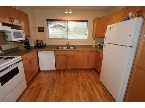 129 305Th Avenue, Kimberley, BC - Indoor Photo Showing Kitchen With Double Sink