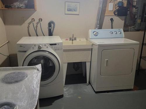 7 Lakeview Drive, Terrace Bay, ON - Indoor Photo Showing Laundry Room