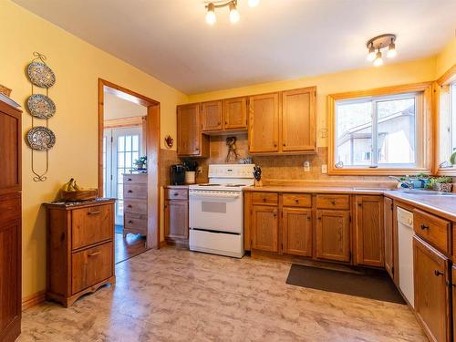 402 Birchgrove Road, Blindfold Lake, ON - Indoor Photo Showing Kitchen