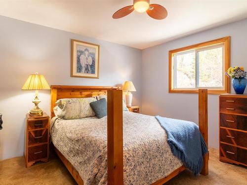 402 Birchgrove Road, Blindfold Lake, ON - Indoor Photo Showing Bedroom