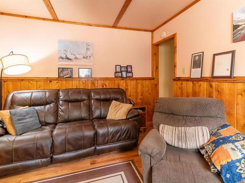 402 Birchgrove Road, Blindfold Lake, ON - Indoor Photo Showing Living Room