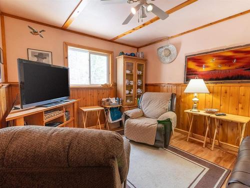 402 Birchgrove Road, Blindfold Lake, ON - Indoor Photo Showing Living Room