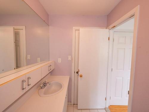 Bathroom - 13179 Rue Edison, Montréal (Pierrefonds-Roxboro), QC - Indoor Photo Showing Other Room