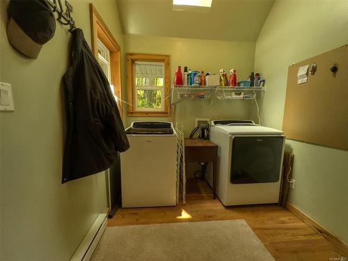 10285 Youbou Rd, Youbou, BC - Indoor Photo Showing Laundry Room