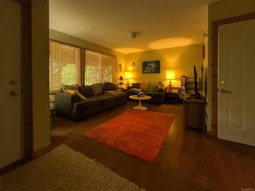 10285 Youbou Rd, Youbou, BC - Indoor
