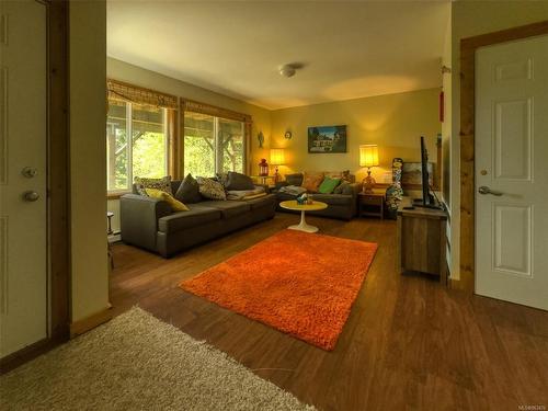 10285 Youbou Rd, Youbou, BC - Indoor Photo Showing Living Room