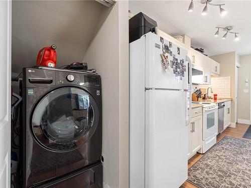 371 Applewood Cres, Nanaimo, BC - Indoor Photo Showing Laundry Room