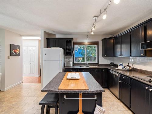 5414 Dunster Rd, Nanaimo, BC - Indoor Photo Showing Kitchen With Double Sink