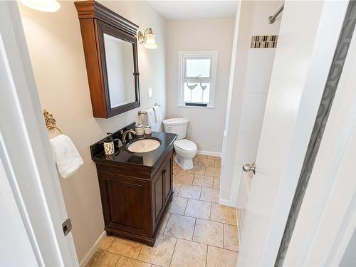 5414 Dunster Rd, Nanaimo, BC - Indoor Photo Showing Bathroom