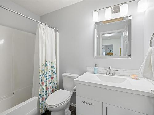4-141 Sixth Ave East, Qualicum Beach, BC - Indoor Photo Showing Bathroom