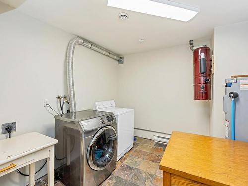 6-6300 Genoa Bay Rd, Duncan, BC - Indoor Photo Showing Laundry Room