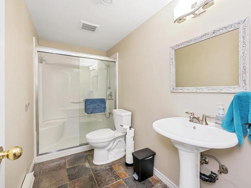 6-6300 Genoa Bay Rd, Duncan, BC - Indoor Photo Showing Bathroom