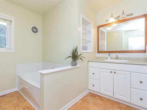 2481 Lynburn Cres, Nanaimo, BC - Indoor Photo Showing Bathroom