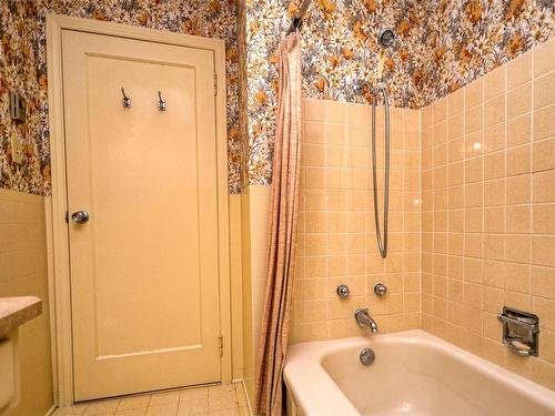 5049 Wesley Rd, Saanich, BC - Indoor Photo Showing Bathroom