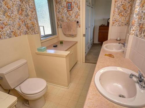 5049 Wesley Rd, Saanich, BC - Indoor Photo Showing Bathroom