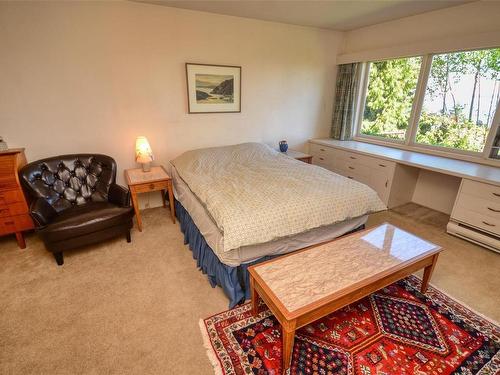 5049 Wesley Rd, Saanich, BC - Indoor Photo Showing Bedroom