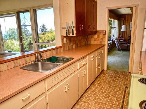 5049 Wesley Rd, Saanich, BC - Indoor Photo Showing Kitchen With Double Sink