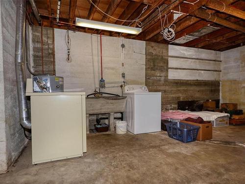5049 Wesley Rd, Saanich, BC - Indoor Photo Showing Laundry Room