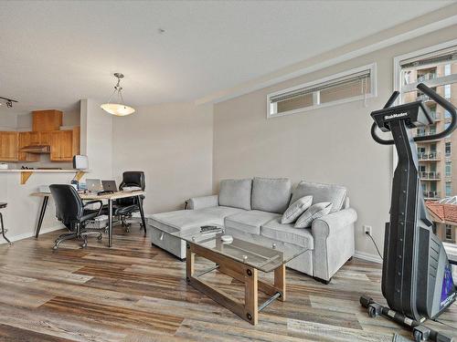 430-1088 Sunset Drive, Kelowna, BC - Indoor Photo Showing Other Room