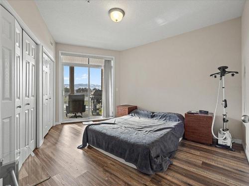 430-1088 Sunset Drive, Kelowna, BC - Indoor Photo Showing Bedroom