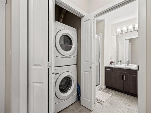 106-3733 Casorso Road, Kelowna, BC - Indoor Photo Showing Laundry Room