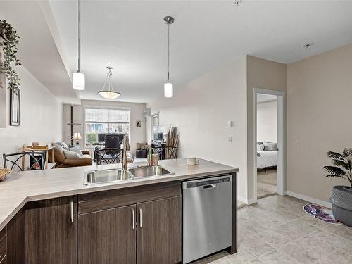 106-3733 Casorso Road, Kelowna, BC - Indoor Photo Showing Kitchen With Double Sink