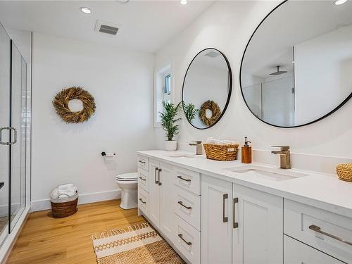3181 Woodburn Ave, Oak Bay, BC - Indoor Photo Showing Bathroom