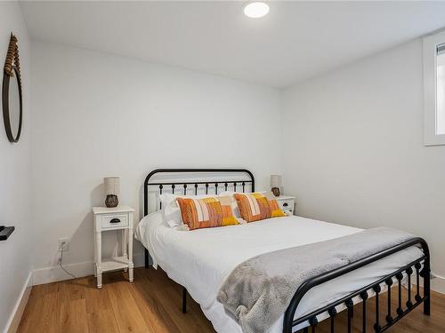 3181 Woodburn Ave, Oak Bay, BC - Indoor Photo Showing Bedroom