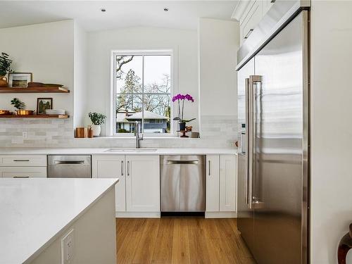 3181 Woodburn Ave, Oak Bay, BC - Indoor Photo Showing Kitchen With Upgraded Kitchen