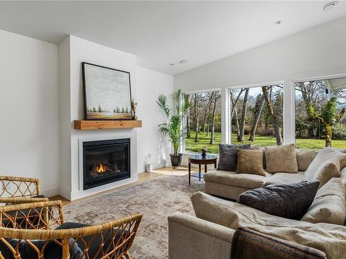 3181 Woodburn Ave, Oak Bay, BC - Indoor Photo Showing Living Room With Fireplace