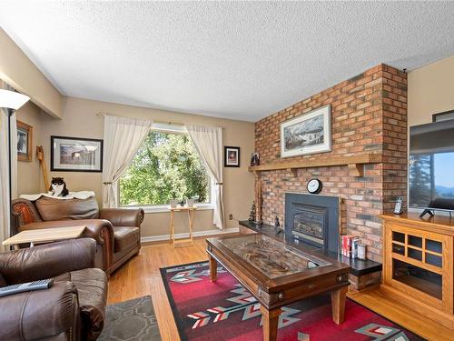 2120 Huddington Rd, Nanaimo, BC - Indoor Photo Showing Living Room With Fireplace