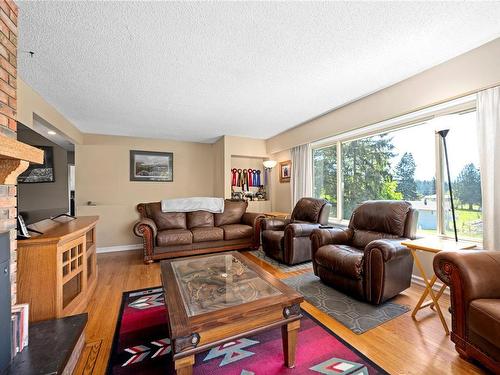 2120 Huddington Rd, Nanaimo, BC - Indoor Photo Showing Living Room
