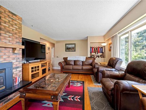 2120 Huddington Rd, Nanaimo, BC - Indoor Photo Showing Living Room With Fireplace