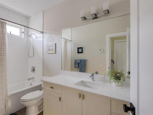 9262 Rideau Ave, North Saanich, BC - Indoor Photo Showing Bathroom