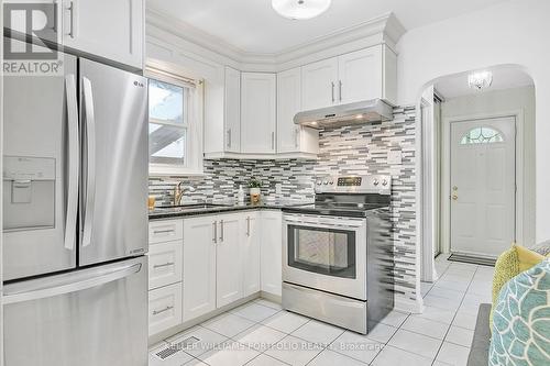 17 Thirty Third Street, Toronto, ON - Indoor Photo Showing Kitchen With Upgraded Kitchen