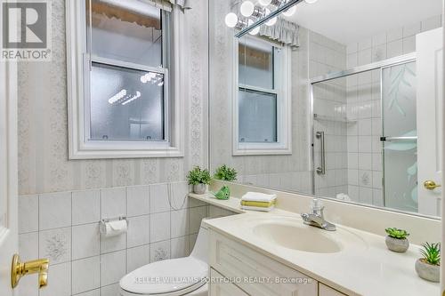 17 Thirty Third Street, Toronto, ON - Indoor Photo Showing Bathroom
